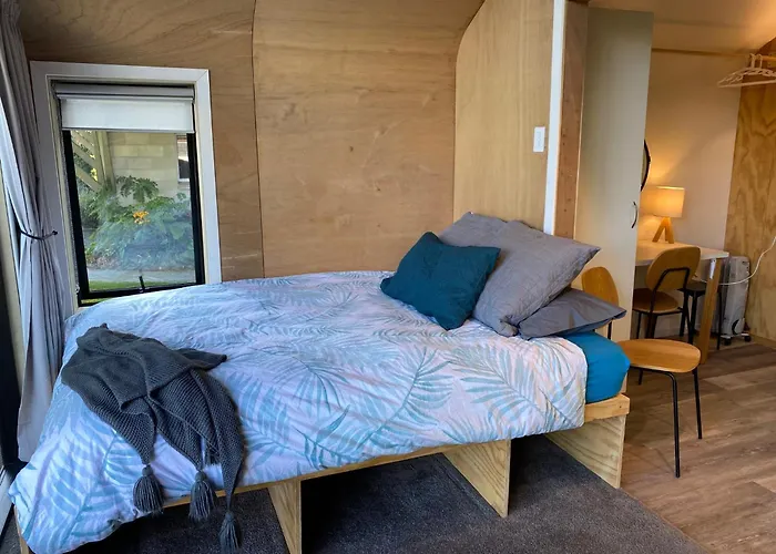 Oasis, Tiny Home, Mountain Views & Spring Water